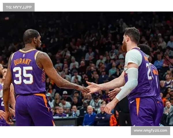 布克与太阳队新秀球员亲密互动展现团队精神与领导力